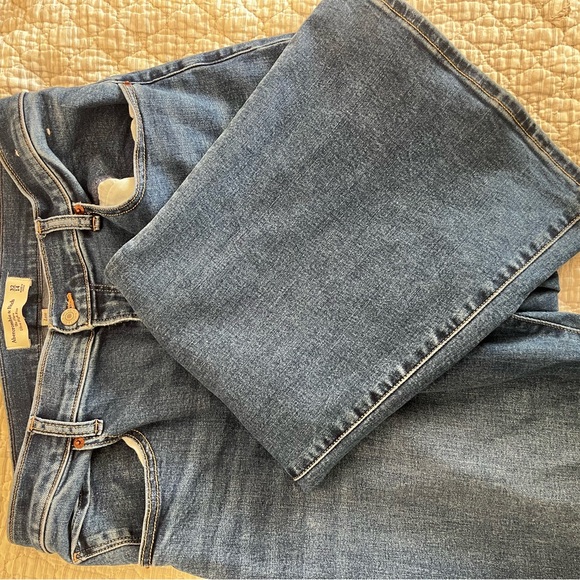 Women’s Abercrombie curve love flare  Blue Jeans - Picture 2 of 7